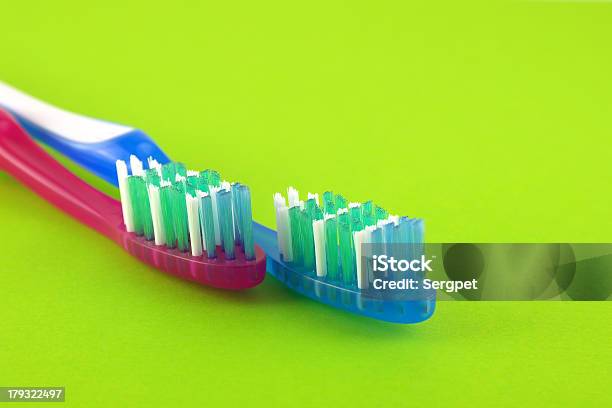 Dois Dentes Escovas - Fotografias de stock e mais imagens de Azul - Azul, Cor verde, Cuidados de Saúde e Medicina