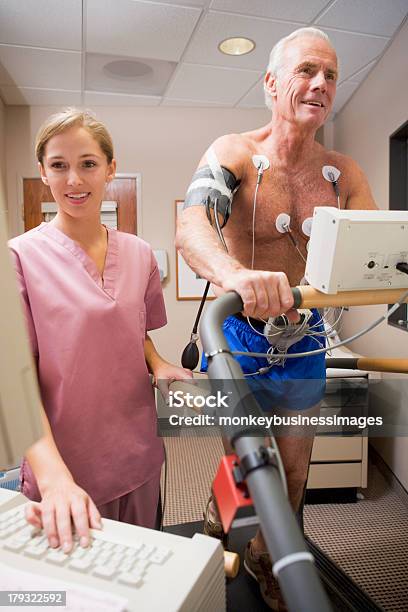Krankenschwester Mit Patienten Fitnesscheckin Stockfoto und mehr Bilder von Heilbehandlung - Heilbehandlung, Laufband, Computerausdruck