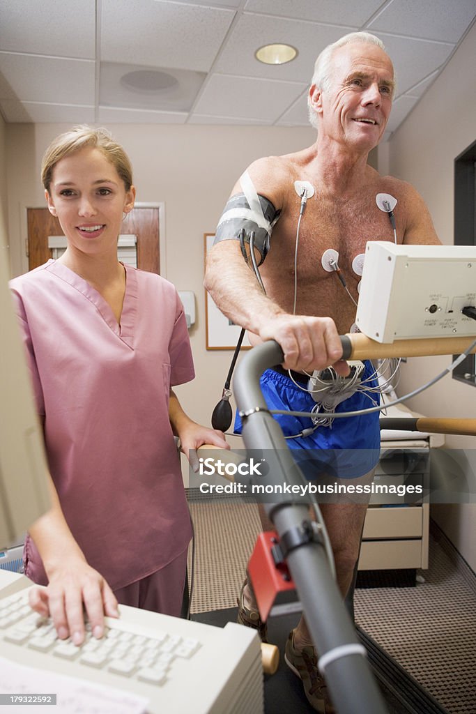 Infermiera con paziente durante l'Health Check - Foto stock royalty-free di Paziente