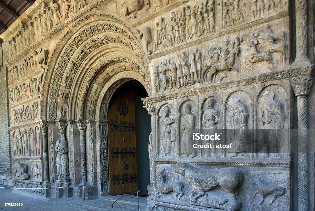 ドアのロマネスク Ripoll の修道院 - カタルーニャ州のロイヤリティフリーストックフォト