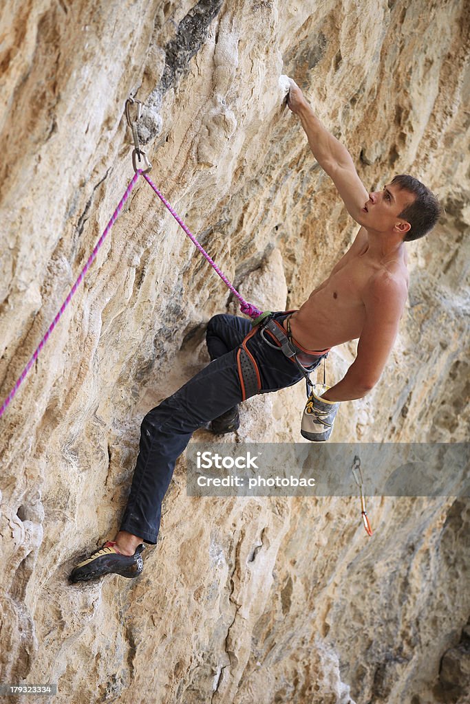 Escaladeur sur le visage de la falaise - Photo de Activité libre de droits