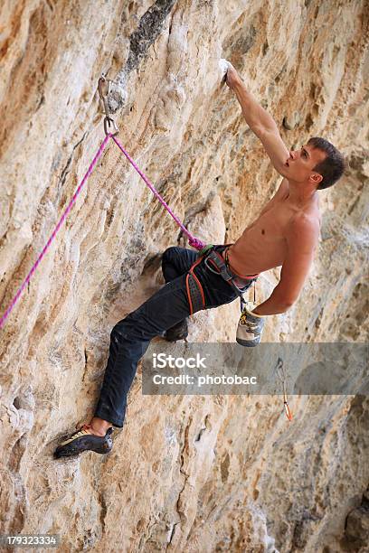 Rock Wspinacz Na Twarz Z Klifu - zdjęcia stockowe i więcej obrazów Alpinizm - Alpinizm, Bez koszulki, Chwytać