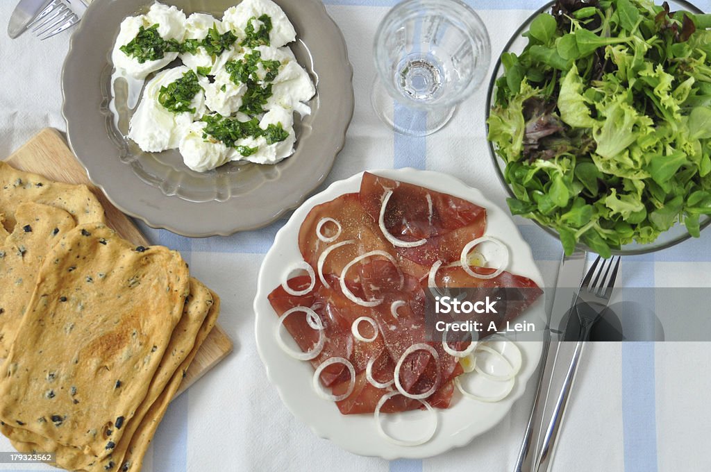イタリア料理のランチテーブル - おやつのロイヤリティフリーストックフォト
