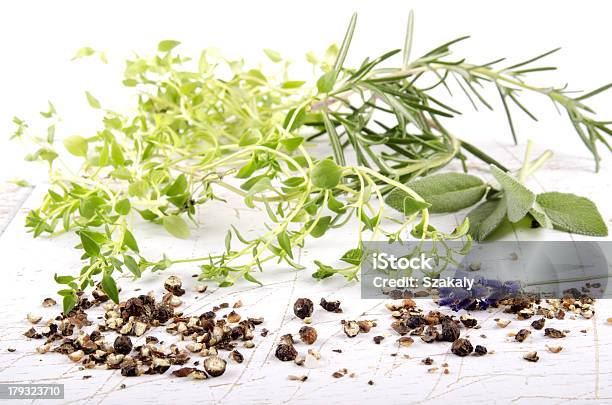 Mistura De Ervas No Fundo Brilhante - Fotografias de stock e mais imagens de Alecrim - Alecrim, Alimentação Saudável, Condimento - Temperos
