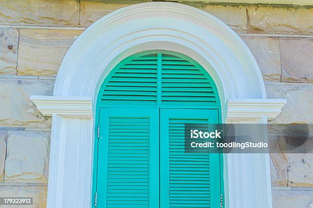 Estilo Francés De Hermosos Colores Abren Foto de stock y más banco de imágenes de Aire libre - Aire libre, Anticuado, Arquitectura