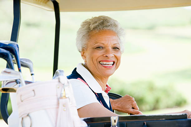 retrato de mulher sentada em um carrinho de golfe - golf course golf people sitting - fotografias e filmes do acervo