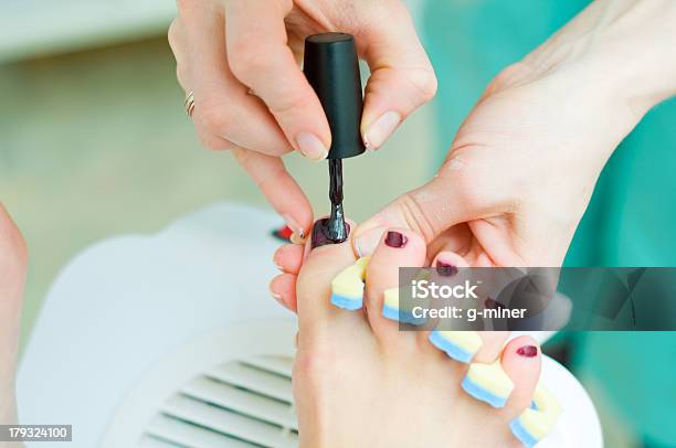 Pintar As Unhas Dos Pés - Fotografias de stock e mais imagens de Adulto - Adulto, Amimar, Aplicar