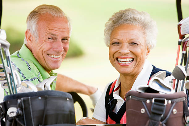 casal desfrutar de um jogo de golfe - golf course golf people sitting - fotografias e filmes do acervo