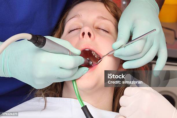 Assistenza Odontoiatrica - Fotografie stock e altre immagini di Adulto - Adulto, Ambulatorio dentistico, Apparecchiatura odontoiatrica