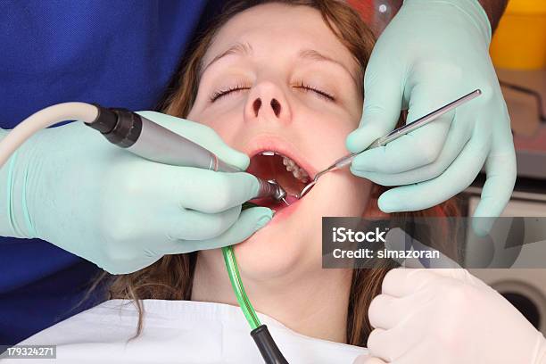 Opiekę Jamy Ustnej - zdjęcia stockowe i więcej obrazów Badanie lekarskie - Badanie lekarskie, Dentysta, Dorosły