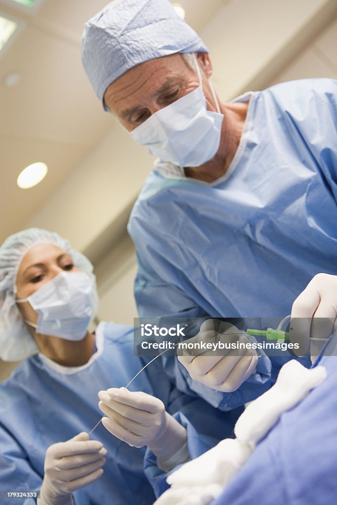 Los cirujanos Preparación de equipos para cirugía - Foto de stock de Catéter libre de derechos