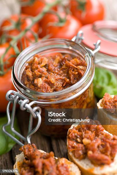 Bruschetta En La Preservación De Vidrio Foto de stock y más banco de imágenes de Ajo - Ajo, Albahaca, Alimento