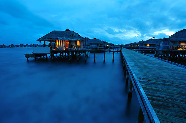 아름다운 밤 비치 리조트 - hut maldives beach hut jetty 뉴스 사진 이미지