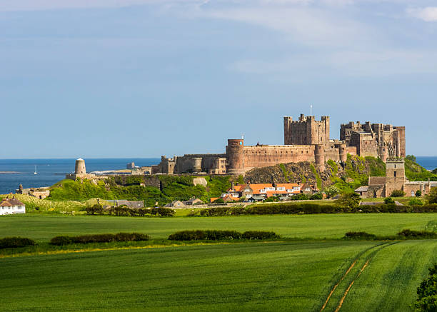 einem englischen schloss bamburgh northumberland - bamburgh stock-fotos und bilder