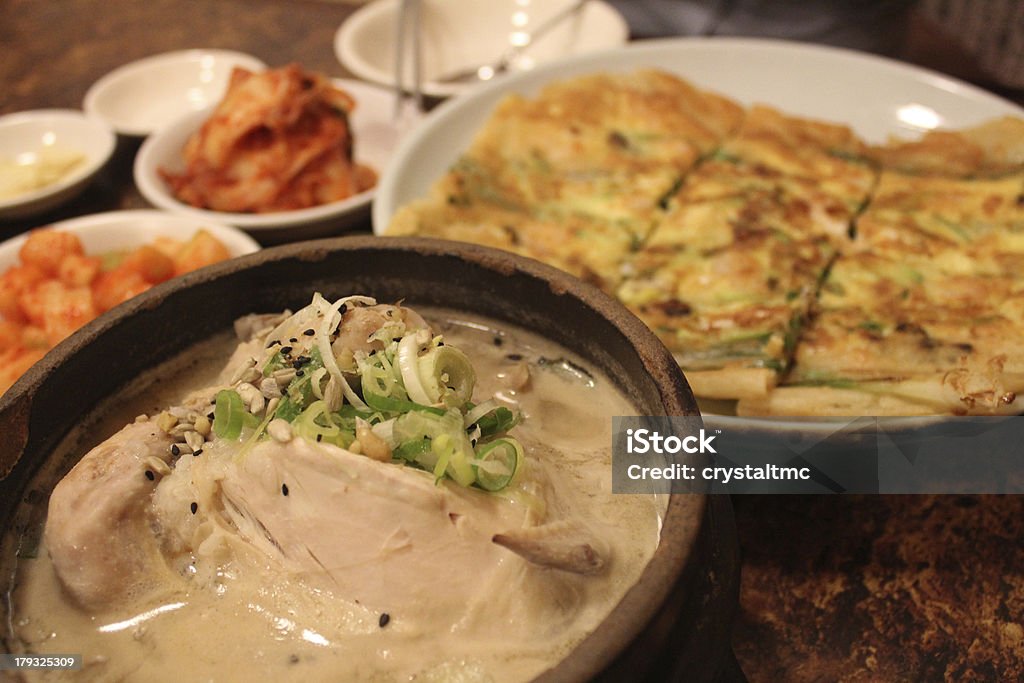 Корейский ginseng Куриный суп и морепродукты Панкейк - Стоковые фото Samgyetang роялти-фри