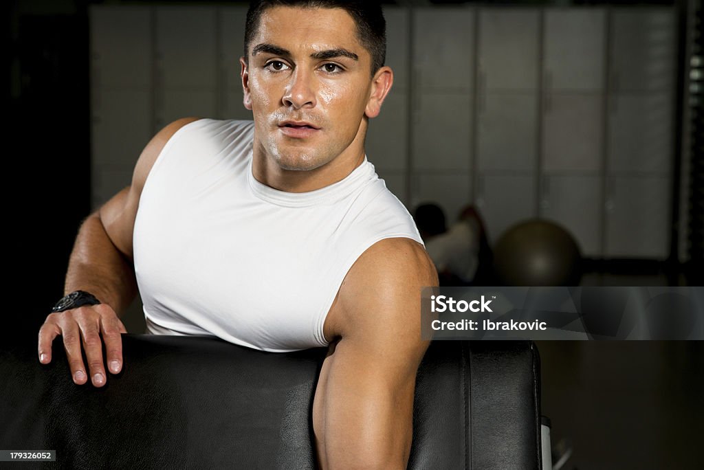 Potente muscular man de levantamiento de pesas - Foto de stock de Actividad libre de derechos