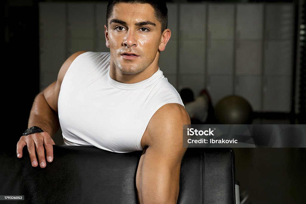 Potente uomo muscoloso sollevamento pesi - Foto stock royalty-free di A petto nudo