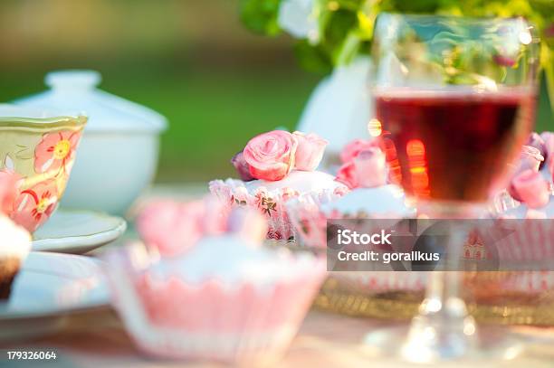 Tabella Con Cupcake E Vino - Fotografie stock e altre immagini di Allegro - Allegro, Bicchiere da vino, Carino