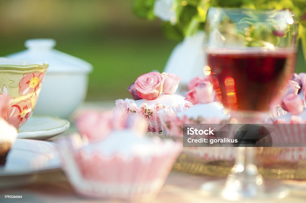Mesa com cupcakes e vinhos - Foto de stock de Assado no Forno royalty-free