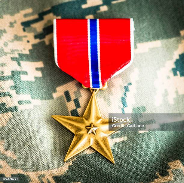 Photo libre de droit de Médaille De Bronze Militaire Étoiles De Tenue De Camouflage banque d'images et plus d'images libres de droit de Forme étoilée