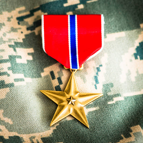 wojskowy medal, bronze star na kamuflaż szkolny - medal bronze medal military star shape zdjęcia i obrazy z banku zdjęć