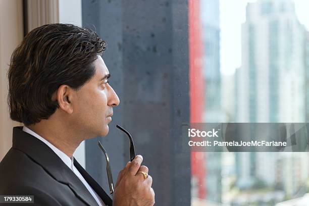 Photo libre de droit de Un Homme Daffaires Regardant Par La Fenêtre De Un Grand Immeuble De Bureaux banque d'images et plus d'images libres de droit de Fenêtre