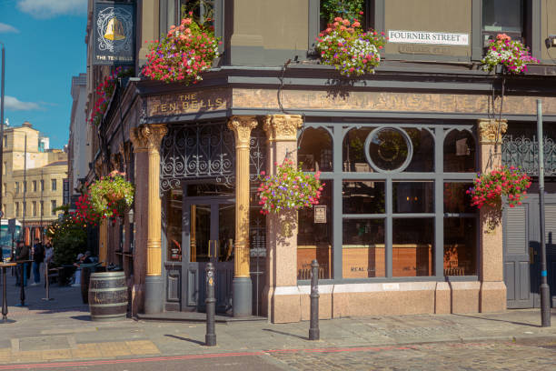 z zewnątrz pubu ten bells, spitalfields, londyn. zasłynęła jako tawerna odwiedzana przez kubę rozpruwacza i jego ofiary - jack the ripper zdjęcia i obrazy z banku zdjęć