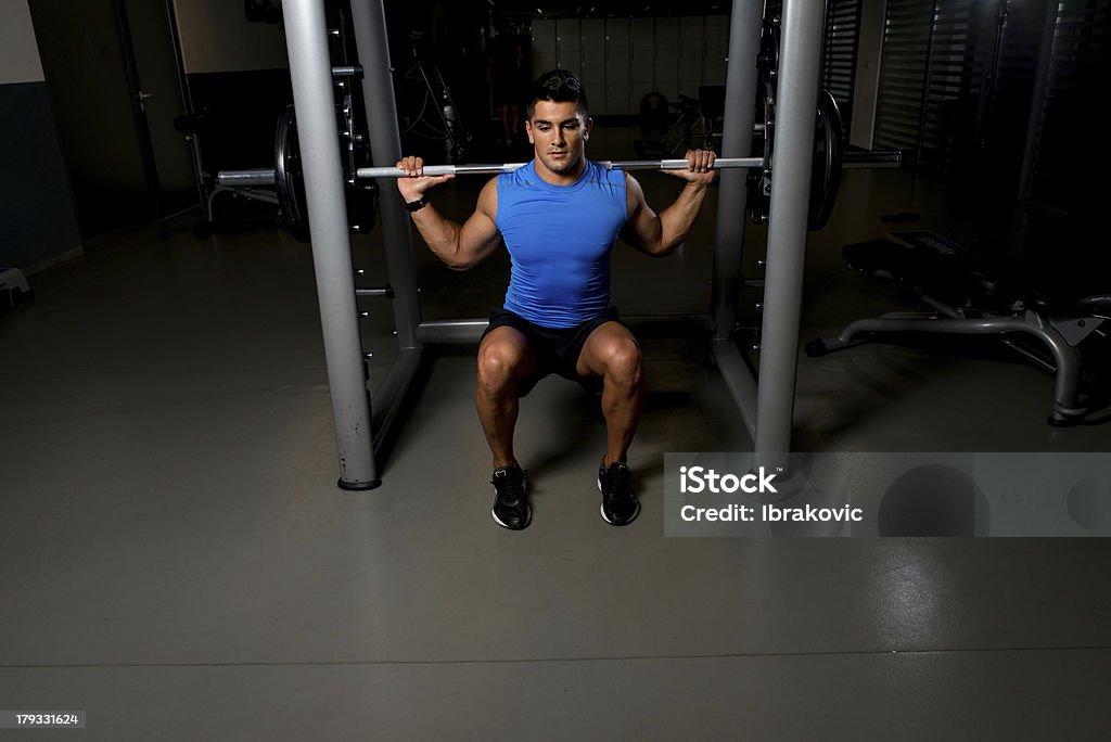 Homem dando squats - Royalty-free Adulto Foto de stock