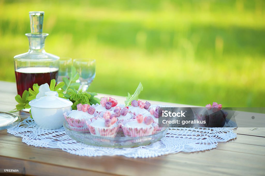 Wina i cupcakes w tabeli. - Zbiór zdjęć royalty-free (Bez ludzi)
