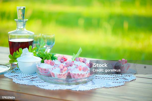 Wina I Cupcakes W Tabeli - zdjęcia stockowe i więcej obrazów Bez ludzi - Bez ludzi, Ciasto, Cukierek