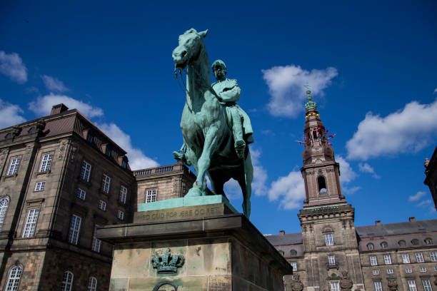 la statua equestre del re federico vii di fronte a christiansborg, copenaghen, danimarca - denmark danish culture copenhagen sculpture foto e immagini stock