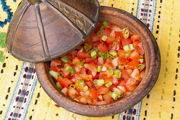 primavera salada de tomate e cebola - tangine imagens e fotografias de stock
