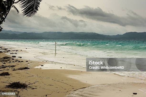 Stürmischer See Ausbackteig Einem Tropischen Strand Während Der Monsunzeit Stockfoto und mehr Bilder von Asien