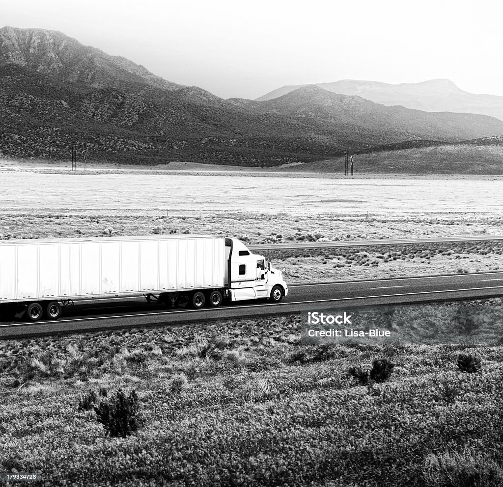 Camion su American Highway - Foto stock royalty-free di Ambientazione esterna
