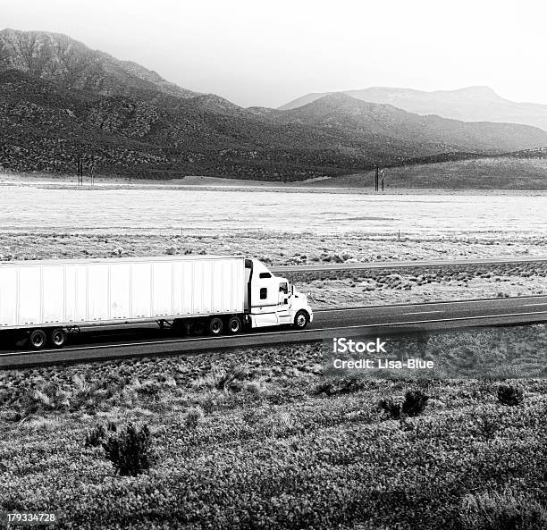 Camion Su American Highway - Fotografie stock e altre immagini di Ambientazione esterna - Ambientazione esterna, Autostrada, Cielo