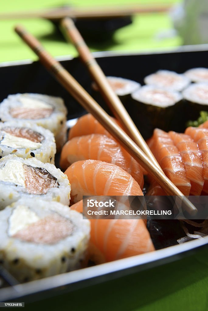 Cibo giapponese-sushi e sashimi - Foto stock royalty-free di Arancione