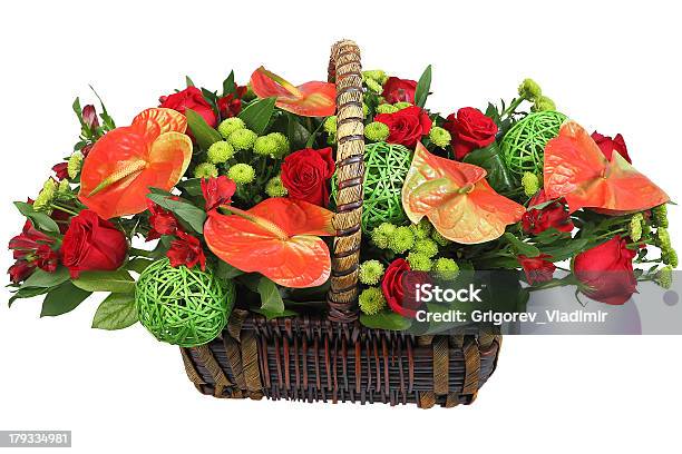 Fiori In Un Cesto Rosso Anthurium Crisantemo Verde Rosa - Fotografie stock e altre immagini di Crisantemo