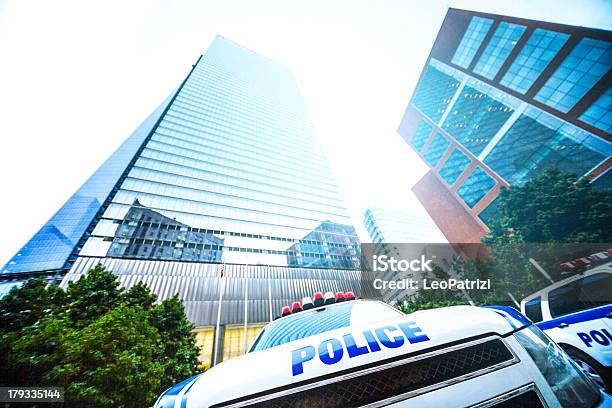 Carro De Polícia Estacionados No Financial Arranhacéu - Fotografias de stock e mais imagens de Carro de Polícia