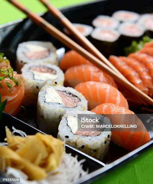 Comida Japonesa Sushi E Sashimi - Fotografias de stock e mais imagens de Almoço - Almoço, Comida japonesa, Cru