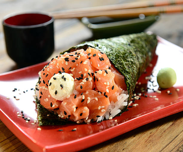 cibo giapponese-rotolo di mano - temaki food sushi salmon foto e immagini stock