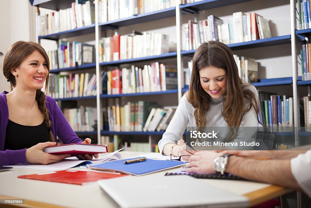 Étudiants dans une bibliothèque - Photo de Adulte libre de droits