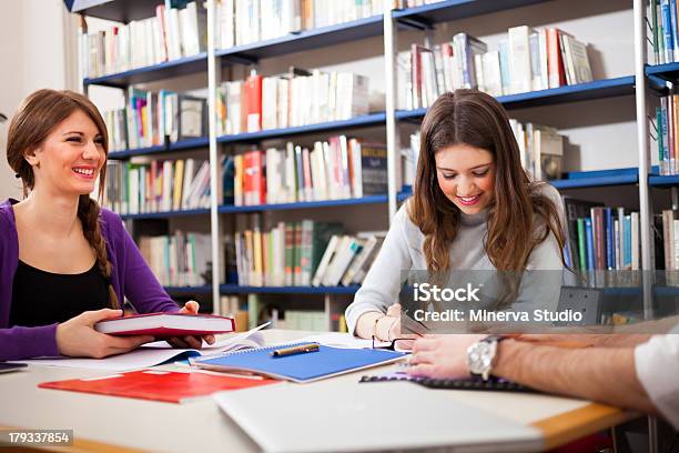 Photo libre de droit de Étudiants Dans Une Bibliothèque banque d'images et plus d'images libres de droit de Adulte - Adulte, Apprentissage, Bibliothèque