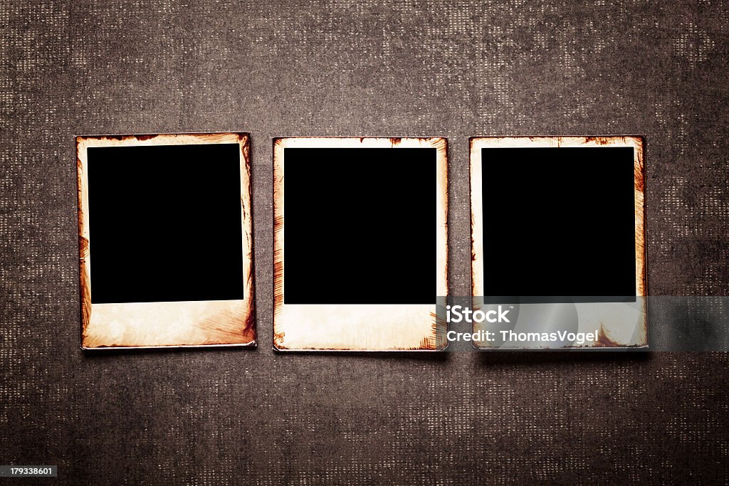 polaroids en pared grunge viejo - Foto de stock de Desordenado libre de derechos
