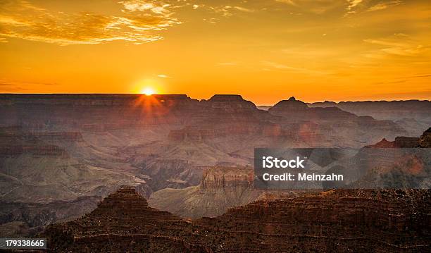 Colorato Tramonto Visto Dal Mathers Punto Al Grand Canyon - Fotografie stock e altre immagini di Yaki Point