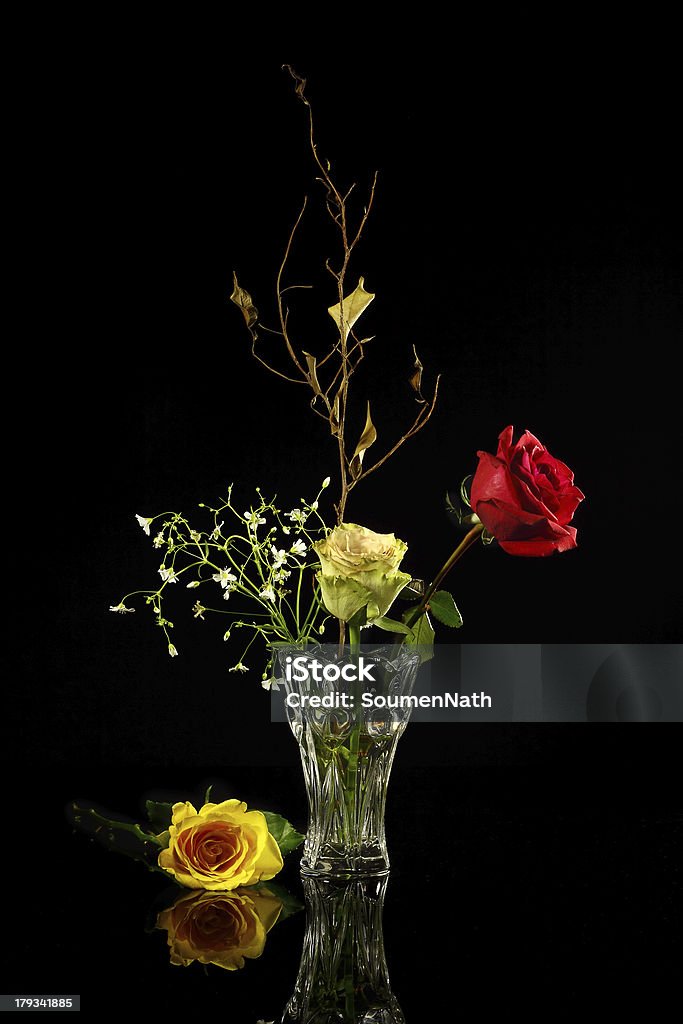 Rosas em uma Jarra na superfície reflectora - Royalty-free Amarelo Foto de stock