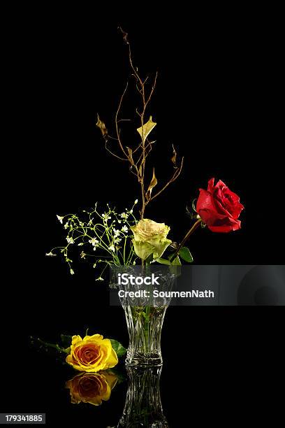 Rosas Em Uma Jarra Na Superfície Reflectora - Fotografias de stock e mais imagens de Amarelo - Amarelo, Bouquet, Comemoração - Evento