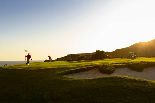 パッティンググリーン - golf golf flag sunset flag ストックフォトと画像
