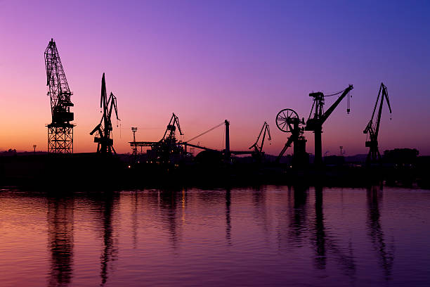 estaleiro ao anoitecer. - factory night skyline sky - fotografias e filmes do acervo