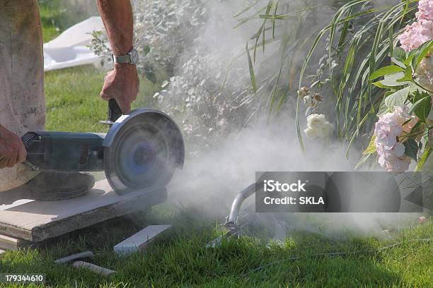 Handwerker Mit Heißer Saw Stockfoto und mehr Bilder von Aktivitäten und Sport - Aktivitäten und Sport, Arbeiten, Arbeiter