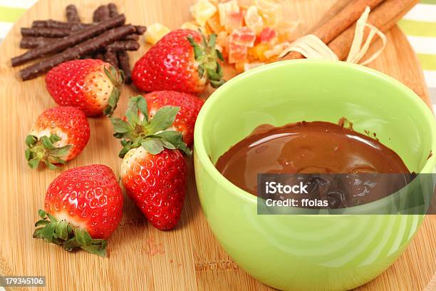 Strawberry Fondue De Chocolate Foto de stock y más banco de imágenes de Aderezo - Aderezo, Alimento, Bufé